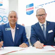 Jim Pittas, presidente y CEO de PMMI y Thomas Dohse, director de interpack.