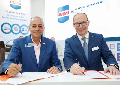 Jim Pittas, presidente y CEO de PMMI y Thomas Dohse, director de interpack.
