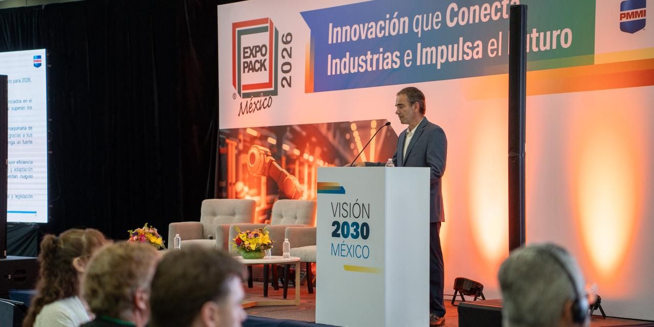 Luis Domenech durante su presentaci&oacute;n en Visi&oacute;n 2030 M&eacute;xico, en EXPO PACK M&eacute;xico 2026, donde analiz&oacute; el comportamiento de las importaciones de maquinaria de empaque en M&eacute;xico y las principales tendencias de inversi&oacute;n de la industria.