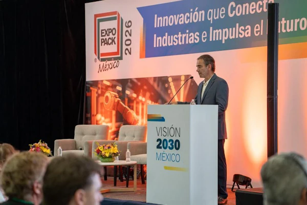 Luis Domenech durante su presentación en Visión 2030 México, en EXPO PACK México 2026, donde analizó el comportamiento de las importaciones de maquinaria de empaque en México y las principales tendencias de inversión de la industria.