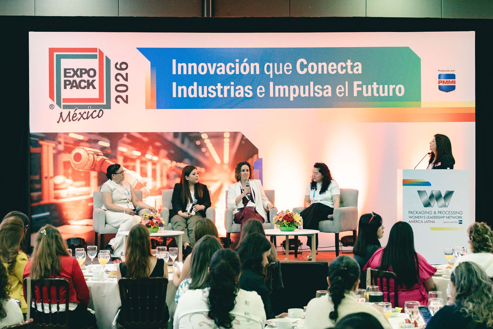 Yaim&eacute; Y&aacute;&ntilde;ez, de La Morena; Grissel Parra, de Tiendas 3B; Sof&iacute;a D&iacute;az, de Danone M&eacute;xico; y Melina Avecilla, de Beiersdorf compartieron experiencias sobre liderazgo, mentor&iacute;a inversa y colaboraci&oacute;n intergeneracional durante EXPO PACK M&eacute;xico 2026.