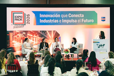 Yaim&eacute; Y&aacute;&ntilde;ez, de La Morena; Grissel Parra, de Tiendas 3B; Sof&iacute;a D&iacute;az, de Danone M&eacute;xico; y Melina Avecilla, de Beiersdorf compartieron experiencias sobre liderazgo, mentor&iacute;a inversa y colaboraci&oacute;n intergeneracional durante EXPO PACK M&eacute;xico 2026.