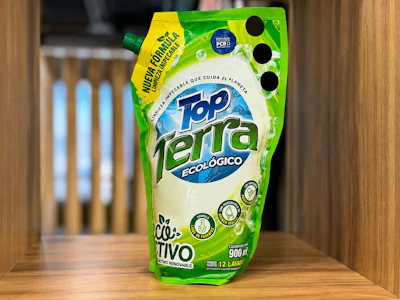 Empaque flexible de detergente Top Terra con PCR, diseñado para conservar sus propiedades mecánicas durante manejo y transporte.