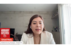 Professional woman in white blazer during video interview with 'Liderazgo Femenino Por Fuera de la Caja' organizational logo