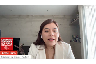Professional woman in white blazer during video interview with 'Liderazgo Femenino Por Fuera de la Caja' organizational logo