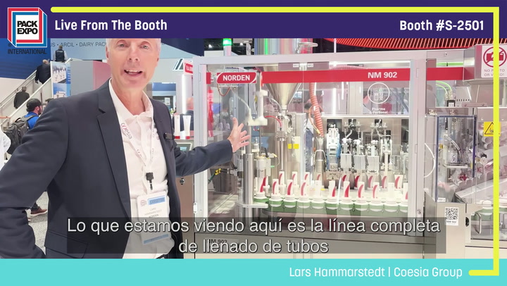 Man presenting industrial filling machinery at Pack Expo booth S-2501 with Spanish subtitle about complete tube filling line
