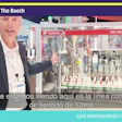 Man presenting industrial filling machinery at Pack Expo booth S-2501 with Spanish subtitle about complete tube filling line