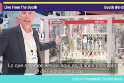 Man presenting industrial filling machinery at Pack Expo booth S-2501 with Spanish subtitle about complete tube filling line