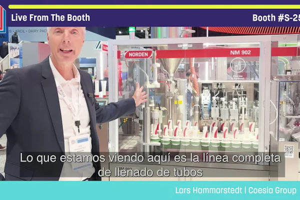 Man presenting industrial filling machinery at Pack Expo booth S-2501 with Spanish subtitle about complete tube filling line